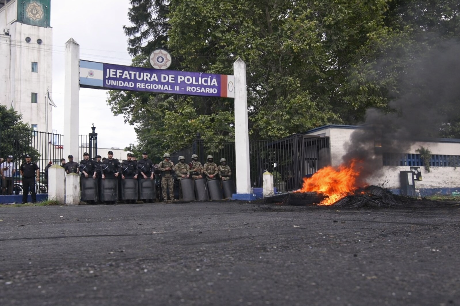 Tensión en Rosario: policías agredieron al jefe